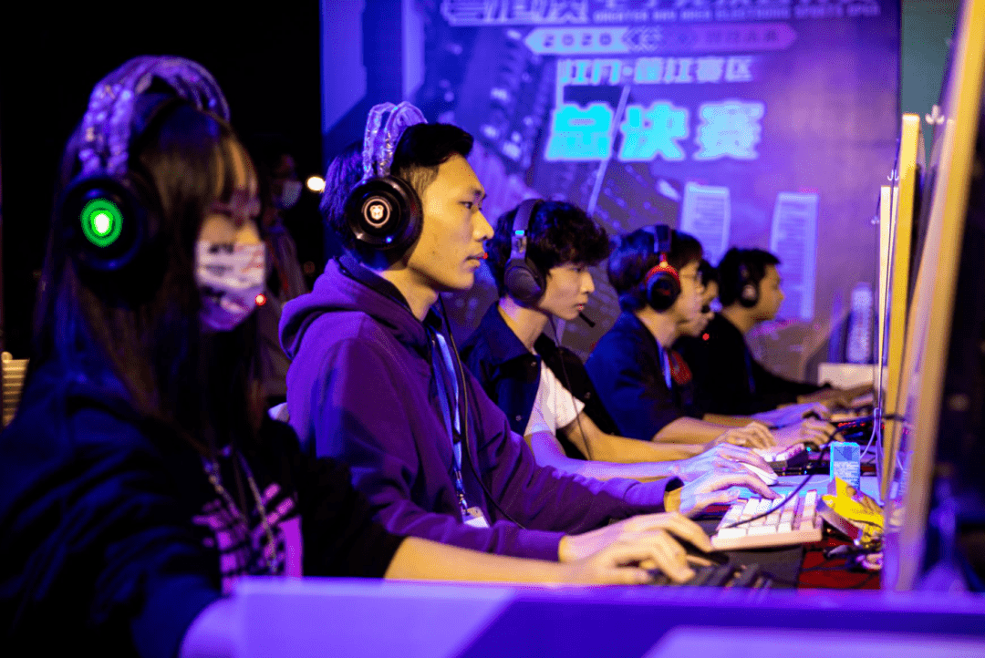 她以坚韧不 她以坚韧不